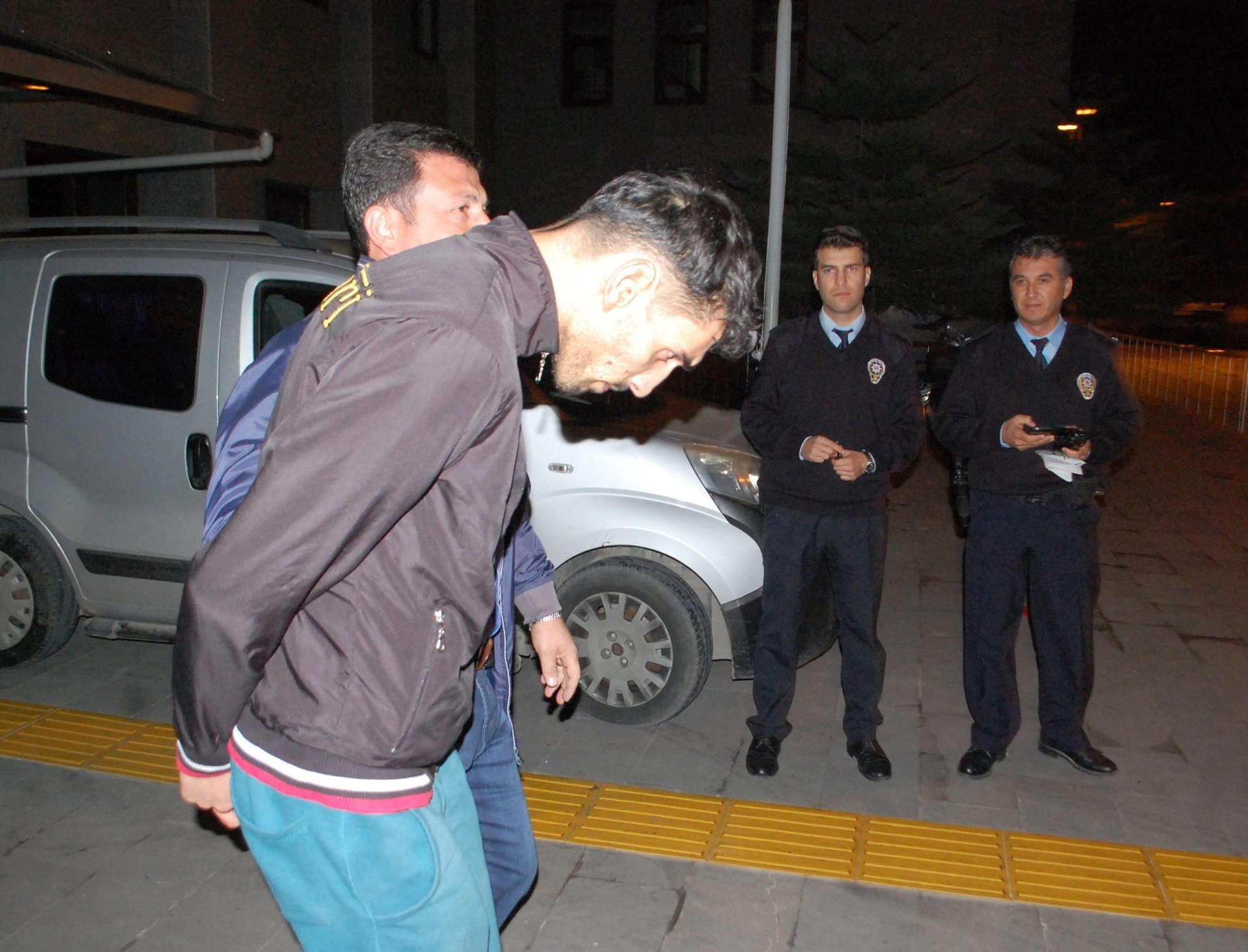 21.nov.2015 - A polícia turca deteve um belga de origem marroquina identificado como Ahmed Dahmani (de jaqueta preta) e outros dois homens de origem síria em Antália (Túrquia). Os jovens são suspeitos de envolvimento na preparação dos atentados de 13 de novembro em Paris, na França, que deixaram 130 mortos - Ihlas News Agency/AFP