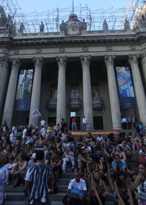 Por salários atrasados, servidores públicos protestam em frente a Assembleia Legislativa do Estado do Rio de Janeiro (RJ) - José Lucena/ Futura Press/ Estadão Conteúdo