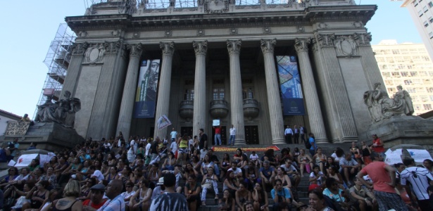 Servidores protestam em frente à Alerj - José Lucena/ Futura Press/ Estadão Conteúdo