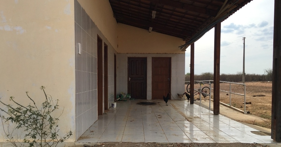 31.jan.2017 - Local construído para receber o posto de saúde da VPR Malícia está abandonado há dois anos, desde que o assentamento foi entregue