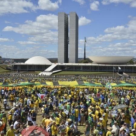 Manifestação em frente ao Congresso Nacional, exigindo medidas anticorrupção e o fim do foro privilegiado para políticos - Antônio Cruz/Agência Brasil