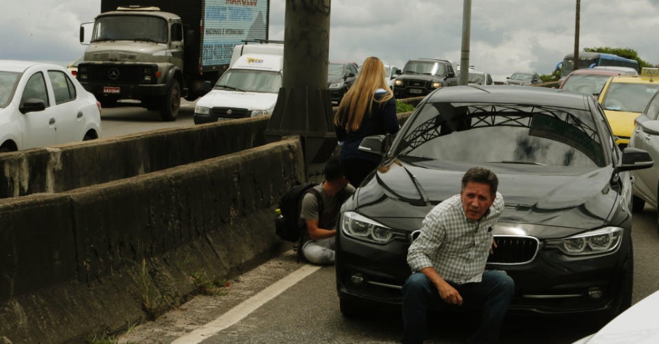 Tiroteio na Cidade de Deus interdita a Linha Amarela, no Rio
