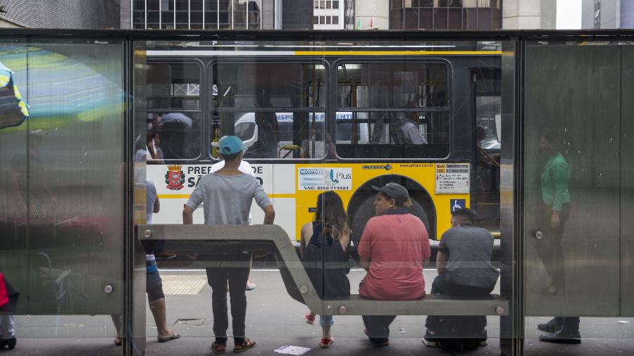 Passageiros esperam ônibus na Avenida Paulista, em São Paulo  - Danilo Verpa/Folhapress