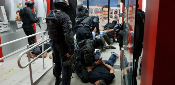 02.mar.2018 - Policiais rendem criminosos em tentativa de assalto a banco em Madureira - Reprodução/Polícia Militar