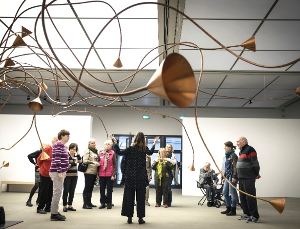 Pacientes idosos com demência participam de visita guiada a museu em Duisburg - Gordon Welters/The New York Times