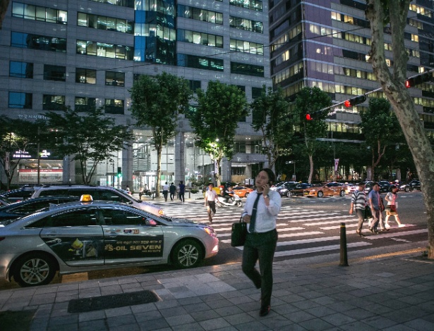 Um trabalhador sai do escritório às 20h em Seul, na Coréia do Sul - Jean Chung/The New York Times