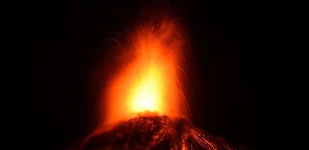 Vista geral da erupção do Vulcão de Fogo, próximo à Cidade da Guatemala. Em junho, a erupção do mesmo vulcão causou a morte de 194 pessoas - Johan Ordonez/AFP