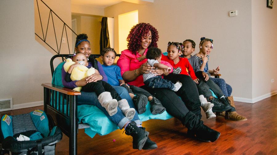 Captoria Porter com seus sete filhos, com idades entre 11 e dois meses, em casa, em Bolingbrook, Illinois, nos arredores de Chicago - Nolis Anderson/The New York Times