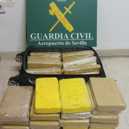 Os tabletes de cocaína encontrados com militar brasileiro na Espanha - Divulgação/Guarda Civil da Espanha