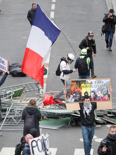 "Coletes amarelos" protestam em Paris no 1º aniversário do movimento - Charles Platiau/Reuters