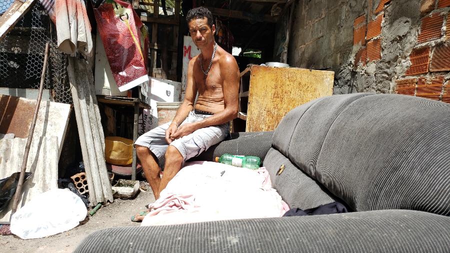 Edson José da Silva, desempregado, deixa o sofá do lado de fora do seu barraco. "Não tem como ficar em casa, não", diz - Carlos Madeiro / Colaboração para o UOL