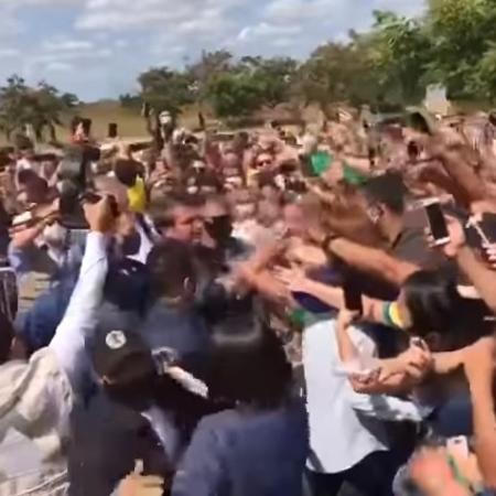 Sem máscara, Bolsonaro cumprimenta apoiadores aglomerados em Mossoró - Reprodução