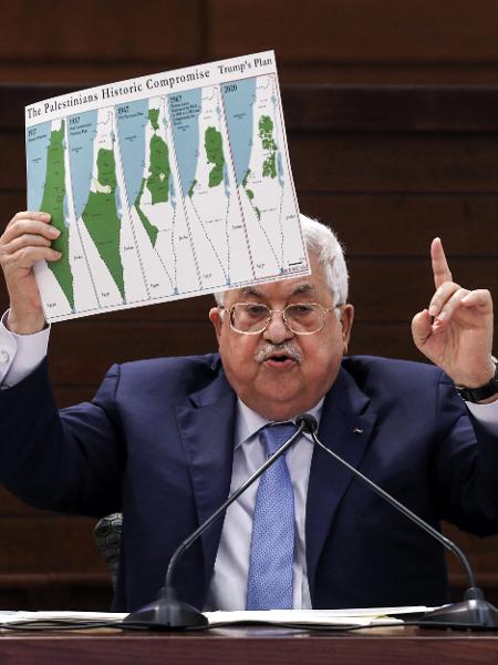 Mahmud Abbas, presidente da Palestina, mostra o mapa da Palestina antes das invasões israelenses - ALAA BADARNEH/AFP