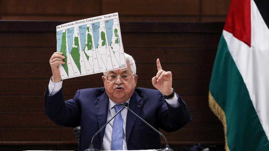Mahmud Abbas, presidente da Palestina, mostra o mapa da Palestina antes das invasões israelenses - ALAA BADARNEH/AFP