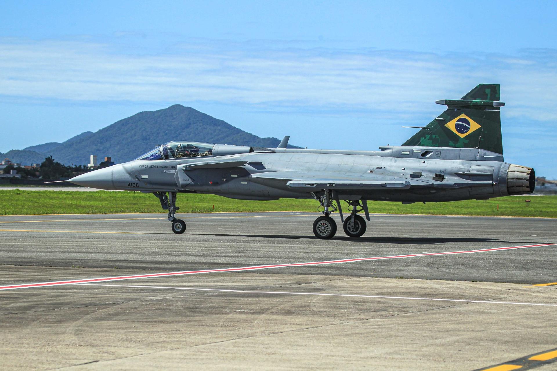 Adquirido na Suécia, novo caça Gripen da Força Aérea Brasileira é uma aeronave de última geração.