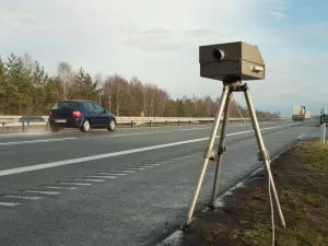 Novo radar à prova de 'migué' tem até app para dedurar velocidade excessiva