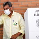 29.nov.2020 - O candidato à prefeitura de Porto Alegre, Sebastião Melo (MDB), votou na tarde deste domingo (29), acompanhado da mulher, Valéria Melo, na Escola Estadual Paraíba, no bairro Aberta dos Morros. Melo reafirmou preocupação com a alta abstenção na capital gaúcha, registrada no primeiro turno, e minimizou a divulgação de uma pesquisa falsa feita por sua equipe na noite de ontem. - DONALDO HADLICH/CÓDIGO19/ESTADÃO CONTEÚDO