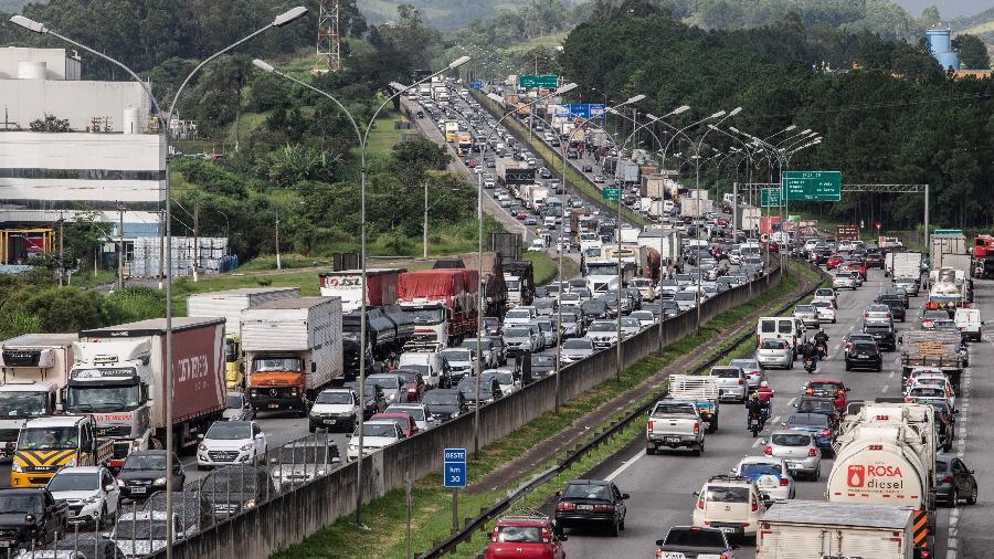 Caminhoneiros bloquearam faixas da Castello Branco, em São Paulo, durante protesto - Werther Santana/Estadão Conteúdo