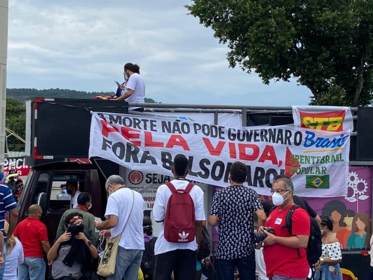Manifestantes se mobilizam na avenida Presidente Vargas, centro do Rio, para ato contra o presidente Jair Bolsonaro - Herculano Barreto Filho/UOL