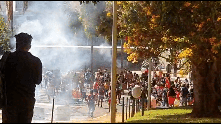 22 jun. 2021 - Indígenas são dispersados com bombas em protesto contra o PL 490, em frente ao Congresso, em Brasília - Reprodução