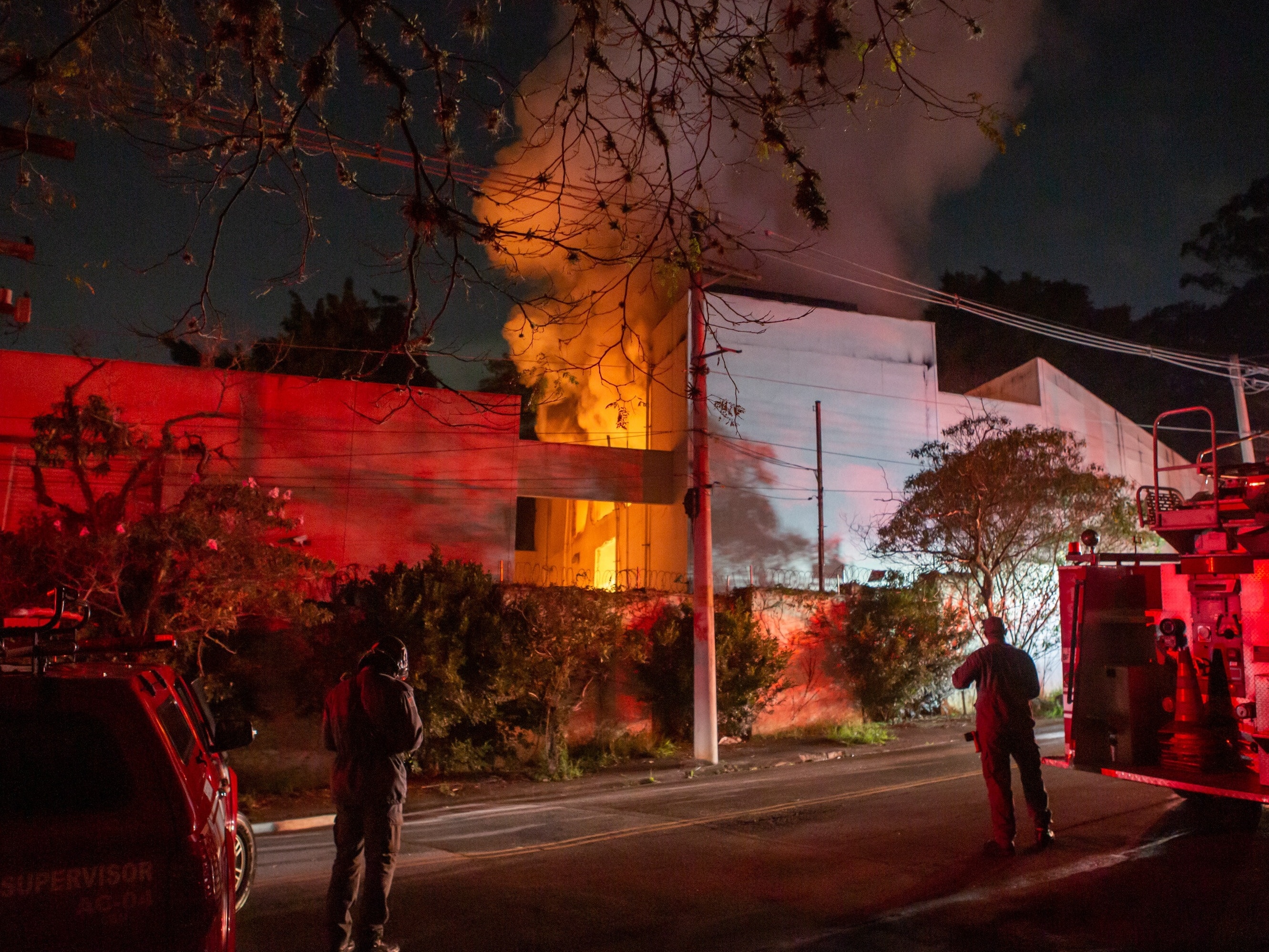 Com apagão, moradores do Morumbi reclamam de noite no escuro e falta de banho