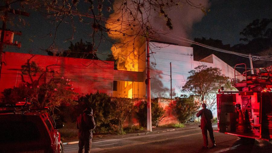 1.ago.2021 - Bombeiros combatem incêndio que atingiu uma subestação de energia do bairro do Morumbi, em São Paulo - Mila Maluhy/Estadão Conteúdo