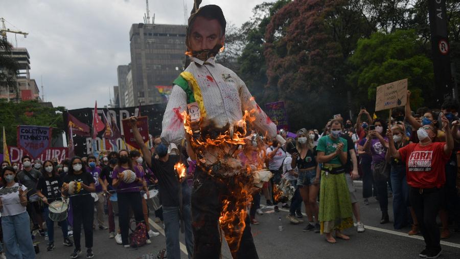 Imagem do presidente brasileiro Jair Bolsonaro é queimada durante protestos exigindo sua renúncia, em São Paulo, Brasil, em 2 de outubro de 2021. Protestos no Rio de Janeiro, Salvador, São Paulo e Brasília, além de uma centena de cidades, foram convocados pela ?Campanha Nacional "Fora com o Bolsonaro", apoiada por uma dezena de partidos de esquerda, centrais sindicais e o grupo Direitos Já! que reúne lideranças de 19 bancos. - Nelson Almeida/AFP