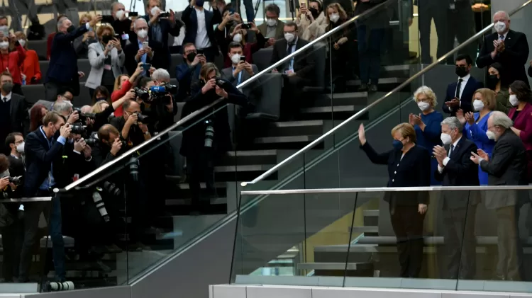 8.dez.2021 - Angela Merkel acena para fotógrafos em sua despedida do governo - Ina Fassbender/AFP - Ina Fassbender/AFP