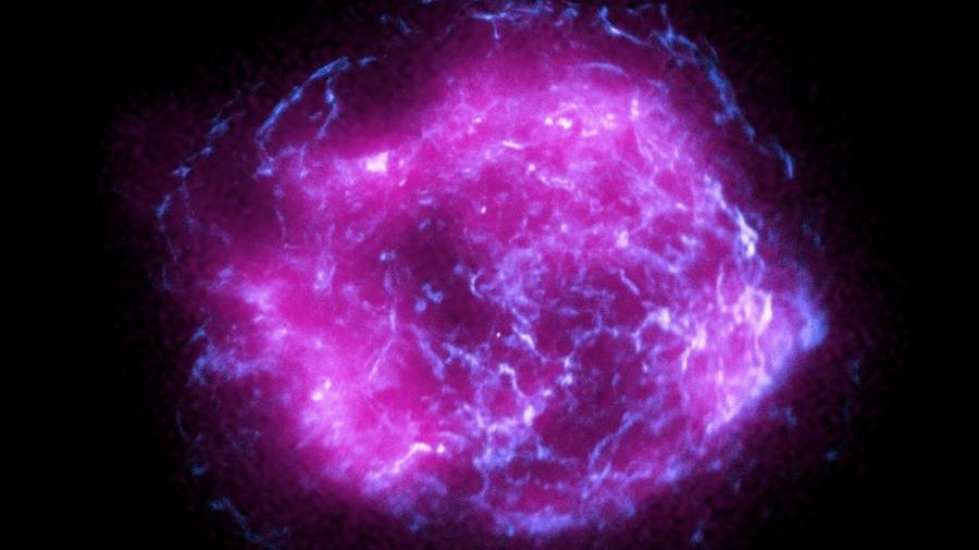 Imagem de supernova analisada combina dados em raio-X do telescópio IXPE (tons em magenta) e do observatório Chandra (tons azuis) - Nasa/CXC/SAO/IXPE