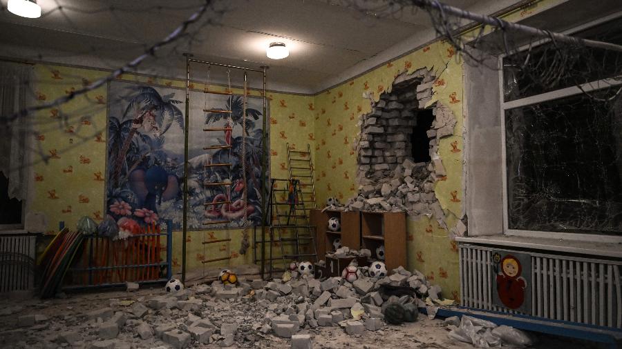 Danos causados em escola infantil por bombardeio em Stanytsia Luhanska, em Donetsk, na Ucrânia - Aris Messinis/AFP