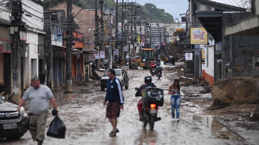 Moradores transitam pela rua Teresa, em Petrópolis, em meio à lama causada pela chuva - Lucas Landau/UOL