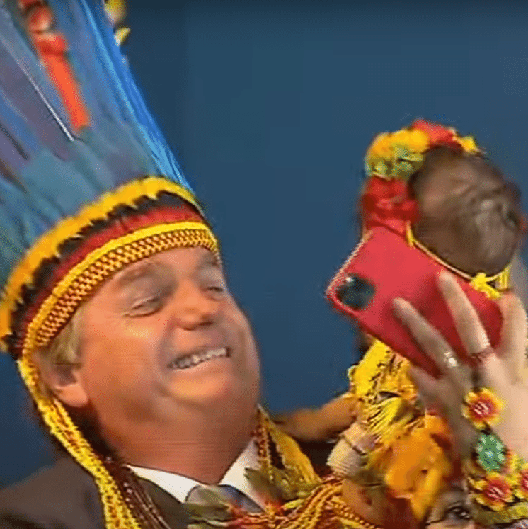 De cocar, Bolsonaro recebe medalha do mérito indigenista