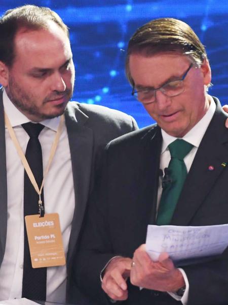 Carlos Bolsonaro e o presidente Jair Bolsonaro durante o debate da Band, em SP - ANDRé RIBEIRO/FUTURA PRESS/FUTURA PRESS/ESTADÃO CONTEÚDO