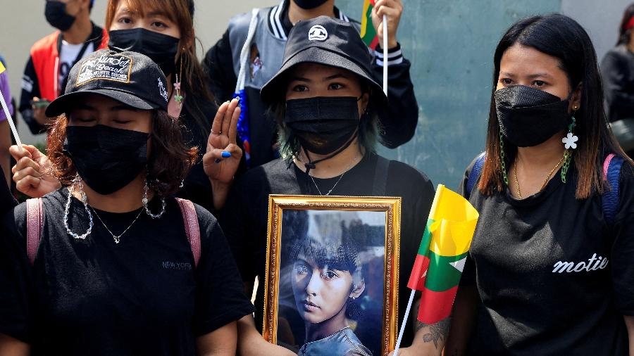 Cidadãos de Mianmar que moram na Tailândia protestam em Bangcoc - Soe Zeya Tun/REUTERS