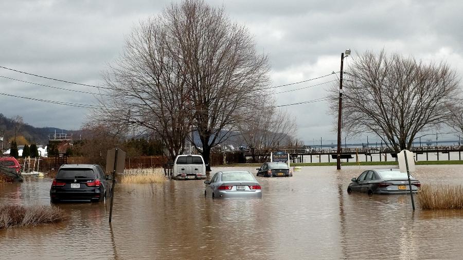 23.dez.22 - Carros parados nas águas da enchente durante uma tempestade de inverno ao longo da costa do rio Hudson em Piermont, Nova York, EUA - MIKE SEGAR/REUTERS