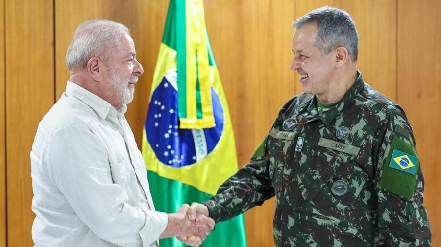 O presidente Lula com o general Tomás Miguel Ribeiro Paiva, novo comandante do Exército - Divulgação/Ricardo Stuckert