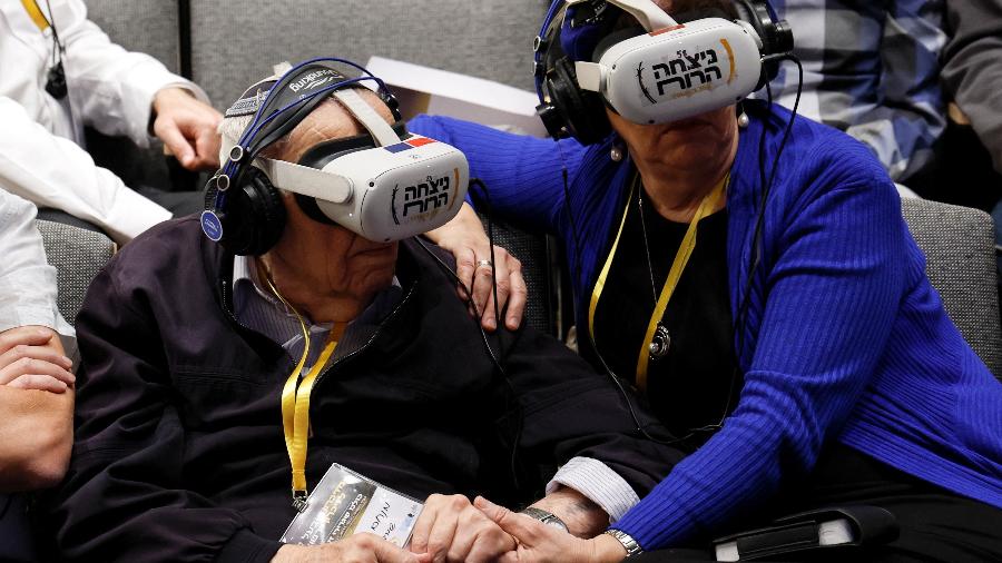 Sobrevivente do holocausto Menachem Haberman, 95, participa de visita guiada em tour do antigo campo de concentração nazista Auschwitz-Birkenau, usando óculos de realidade virtual - Ammar Awad/Reuters