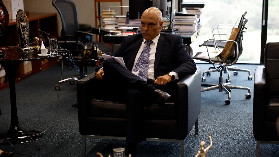 O ministro do STF Alexandre de Moraes em seu atual gabinete, que será ocupado pelo novo ministro - Pedro Ladeira/Folhapress