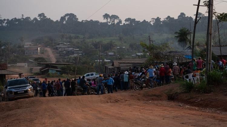 Moradores irregulares que resistem a sair da Vila Renascer se concentram em um churrasco, com bois abatidos ofertados por pecuaristas