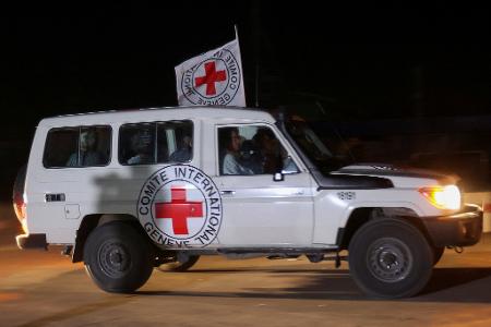 Um veículo da Cruz Vermelha leva reféns do Hamas para a fronteira de Rafah após acordo de libertação em 24 de novembro de 2023