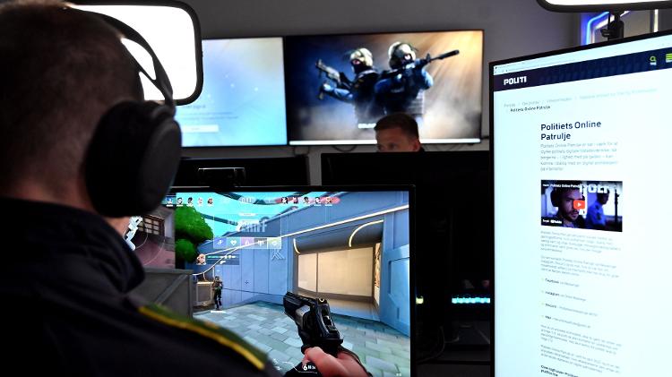 Policiais da Patrulha Online, da Dinamarca, jogam game de tiro online; divisão tenta se aproximar de público jovem com presença online