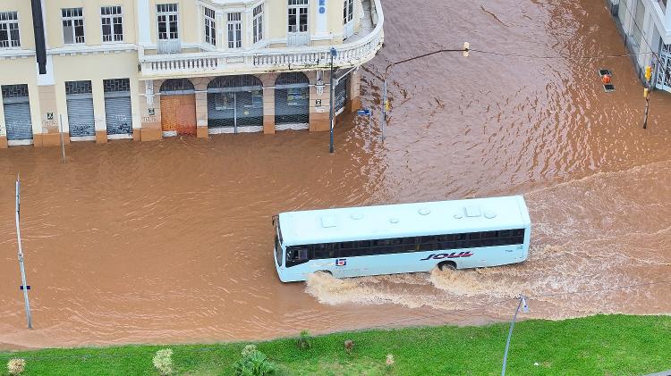 Portão do rio Guaíba se rompeu e Porto Alegre ficou inundada