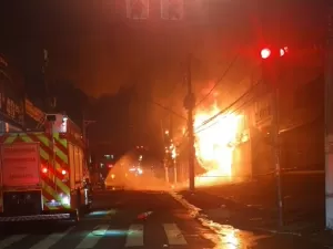 Prédio comercial é interditado após incêndio na zona sul de São Paulo