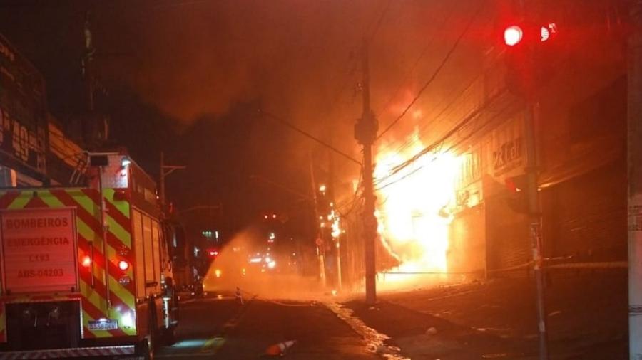 Fogo atingiu prédio comercial de Cidade Ademar, na zona sul de São Paulo - Corpo de Bombeiros Militar de São Paulo/Divulgação 