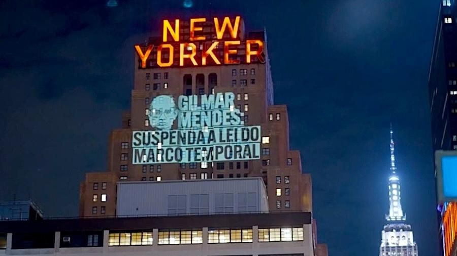 Indígenas exibem Gilmar Mendes em prédio de NY em protesto contra marco temporal. Ao lado, o icônico Empire State