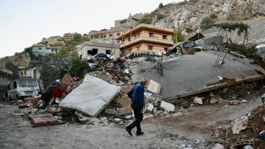 Ataque aéreo israelense durante a noite na vila de Shebaa, no sul do Líbano, perto da fronteira entre os dois países, em 27 de setembro de 2024