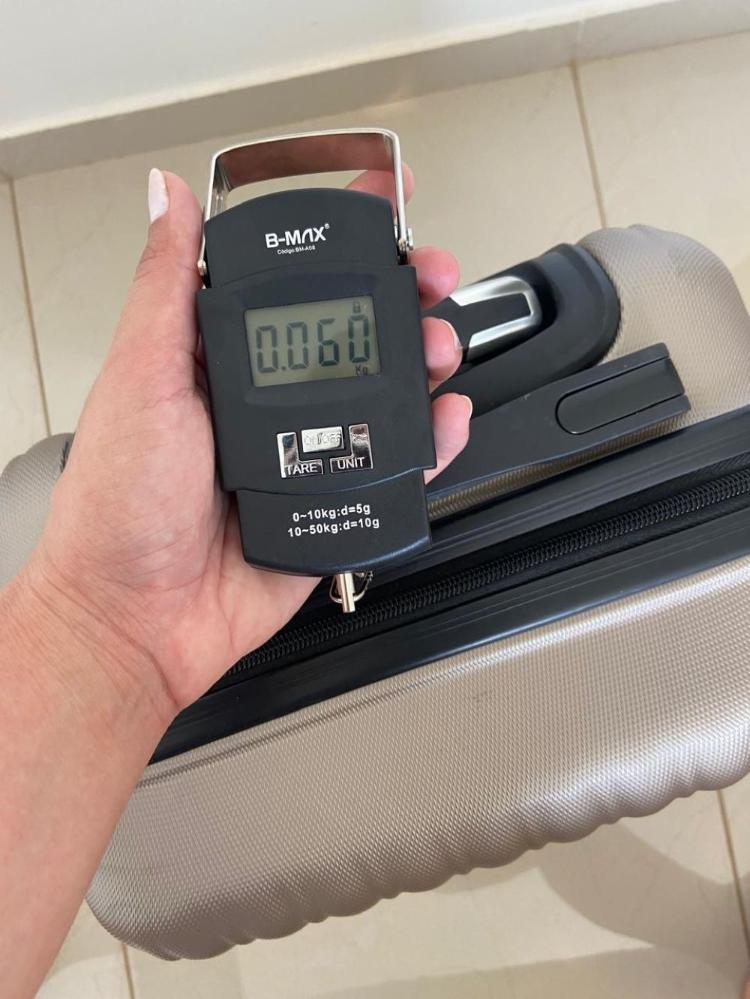 Balança digital de mão suporta até 50 kg