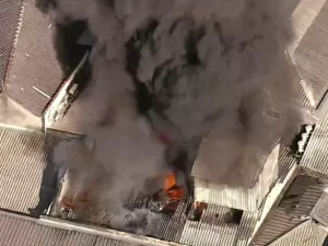 Incêndio em área de comércio mobiliza bombeiros no centro de SP