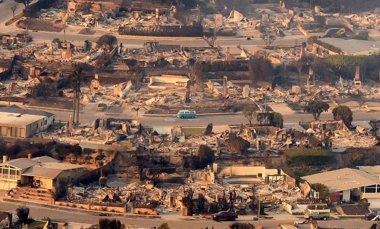 Imagens aéreas mostram que poucas casas resistiram aos incêndios em Pacific Palisades