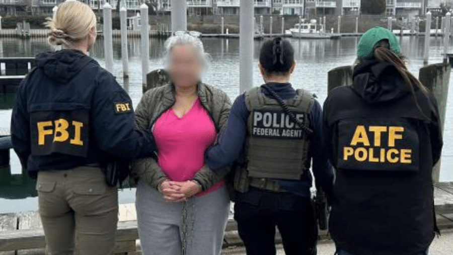 Policiais do FBI e de Imigração fizeram a prisão Policiais do FBI e de Imigração fizeram a prisão